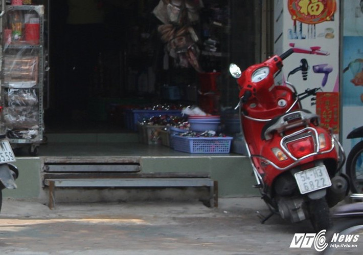 Theo anh Nguyễn Đăng Truyền, một thợ cơ khí cho biết, việc thiết kế bậc tam cấp ngầm khá đơn giản. Sắt được gắn bánh xe nối với chiếc hộc giống như hộc tủ, sau đó, chôn dưới nền nhà rồi đổ bê tông lên trên. Vì thế, việc này không ảnh hưởng gì đến nền nhà.