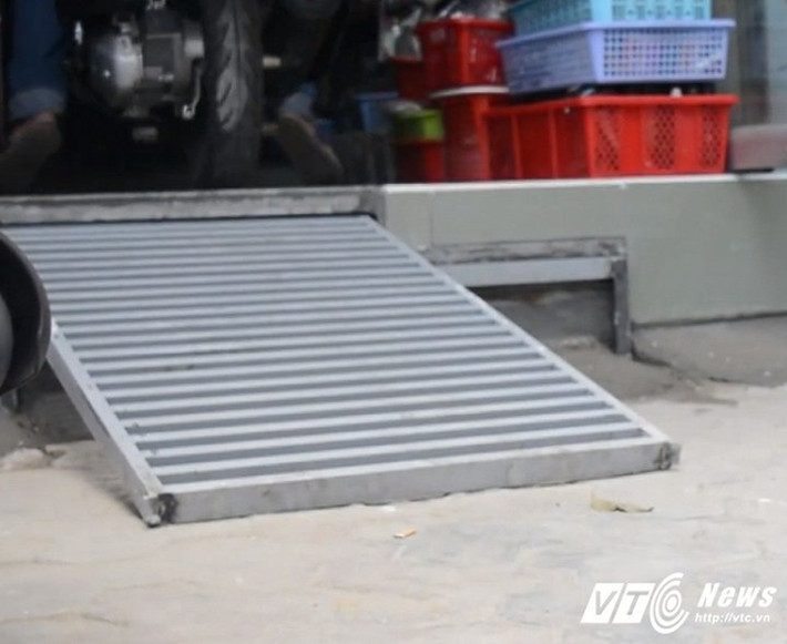 Có lẽ một trong những thay đổi lớn nhất từ việc dẹp vỉa hè là những hộ dân trên nhiều con đường tại TP.HCM nghĩ ra cách xây bậc tam cấp ngầm như những hộc tủ để không phải lấn chiếm vỉa hè, cũng không phải phá nền nhà để xây lùi vào trong.