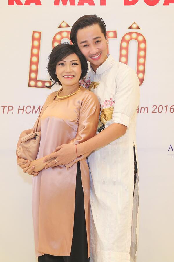 Mái tóc giả giúp Phương Thanh trở nên rất trẻ trung, lại thêm phần duyên dáng.