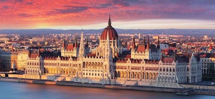 8. Budapest Một trong những thành phố đẹp nhất ở châu Âu, Budapest được đánh giá là điểm đến lý tưởng cho những ai đang có ý định du học. Thành phố này có 3 trường đại học được xếp hạng cao nhưng mức học phí trung bình chỉ khoảng 1.500USD/năm, mức giá bạn không thể tìm thấy ở những thành phố đắt đỏ khác như London hay Paris.