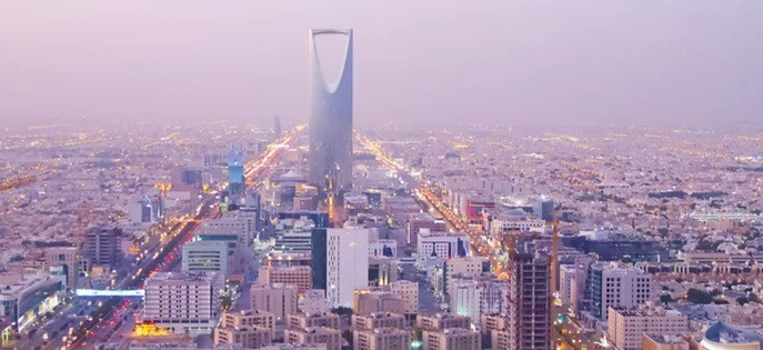 2. Riyadh Riyadh là thủ đô, cũng là thành phố lớn nhất của Vương quốc Ả Rập Saudi. Là một thành phố giàu truyền thống văn hóa, lịch sử, có nền kinh tế phát triển thịnh vượng, hiện đại, nhiều sinh viên lo ngại không đủ điều kiện tài chính để theo học những trường đại học hàng đầu ở đây. Trên thực tế, mặc dù chi phí sinh hoạt khá cao, nhưng chi phí du học vẫn “mềm” hơn nhiều so với các thành phố lớn khác như London hay New York.