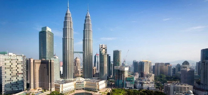 1. Kuala Lumpur Thủ đô của Malaysia đứng đầu danh sách các thành phố có chất lượng đào tạo tốt mà giá cả phải chăng dành cho du học sinh năm 2017. Thành phố này có mức học phí ít hơn 3.000USD/năm, sinh hoạt phí khoảng 5.400USD/năm, một con số rất “khiêm tốn” so với nhiều thành phố khác. Kuala Lumpur là nơi tập trung ba trường đại học hàng đầu Malaysia, cũng như các chi nhánh quốc tế của Đại học Monash, Úc, cho phép bạn trải nghiệm những khóa học tương tự như ở xứ sở kangaroo, nhưng với mức giá thấp hơn rất nhiều.