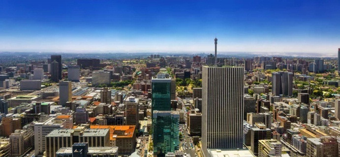 10. Johannesburg Đứng cuối danh sách là thành phố lớn nhất Nam Phi, Johannesburg. Học phí trung bình ở đây vào khoảng 3.200USD/năm, mức chi phí cho sinh hoạt rất thấp. Điều không thể bỏ lỡ khi nhắc đến nơi này, đây là một trong những thành phố xanh nhất thế giới, là nơi tập trung những trường đại học tốt nhất Nam Phi.