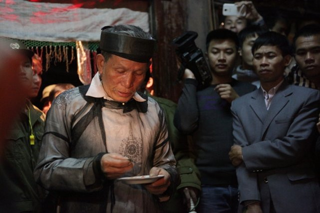 Gần 0 giờ, cụ Nguyễn Thành Ngữ – người trông coi miếu (còn gọi là cụ Từ), đồng thời là chủ Lễ Mật, tung đồng xu âm dương xin ngài cho lấy linh vật xuống thực hiện nghi thức Lễ Mật.