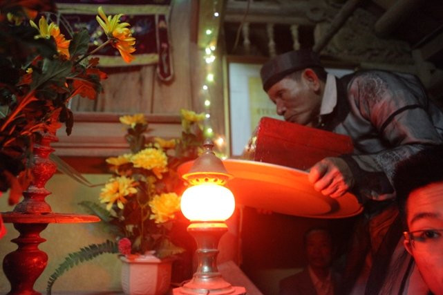 Sau phút hòa hợp thiêng liêng ấy, cụ Từ lại cất hai vật thiêng lên nóc miếu và khóa cẩn thận.
