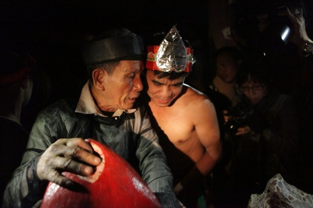 Cụ từ cầm cái nường (đại diện cho bộ phận sinh dục nữ) khoét to, đỏ chót, to như cái quạt đưa cho người con gái mặc áo tứ thân đứng đối diện với người con trai.