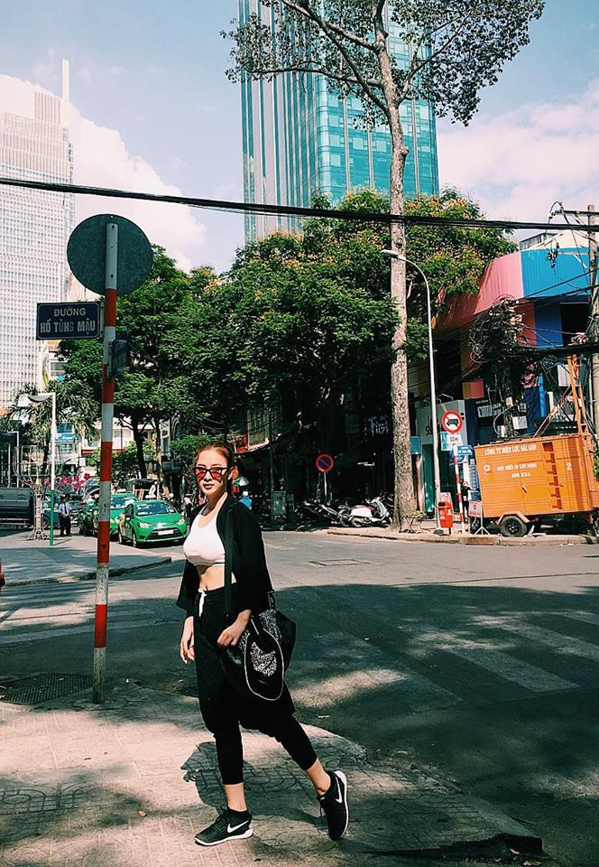 Angela Phương Trinh "Năng động ra phố vài giây rồi lao vào phòng tập lia lịa cả nhà ơi, siêu nhân đánh tan mỡ bụng do ăn bánh chưng ngày tết xuất hiện!!!".
