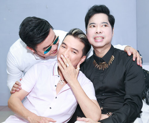 Quang Lê đột ngột xuất hiện, dành nụ hôn ngọt ngào lên má Mr. Đàm.