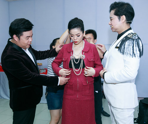 Hai quý ông Quang Lê, Ngọc Sơn giúp nữ ca sĩ chỉnh sửa phục trang trước giờ ghi hình.