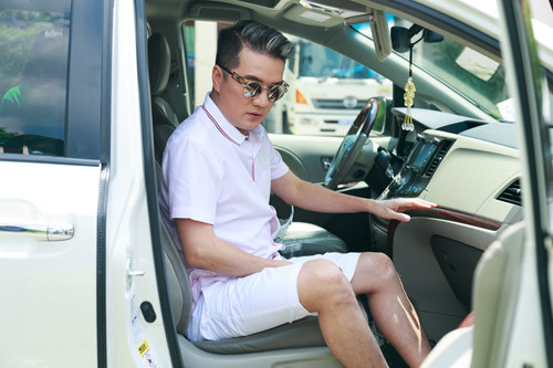Chiều ngày 12/4, bộ tứ giám khảo Đàm Vĩnh Hưng, Lệ Quyên, Quang Lê, Ngọc Sơn đã có dịp hội ngộ để ghi hình cho tập tiếp theo của vòng Đo ván Thần tượng Bolero. Ngay từ khi xuất hiện, “ông hoàng nhạc Việt” Mr Đàm đã thu hút nhiều sự chú ý khi diện quần lửng trẻ trung, năng động bước xuống từ xe sang.