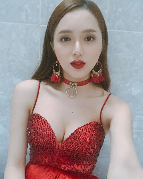 Nhiều người tinh ý có thể thấy, nữ ca sĩ chuyển giới Hương Giang Idol ngày càng xinh đẹp, gợi cảm.
