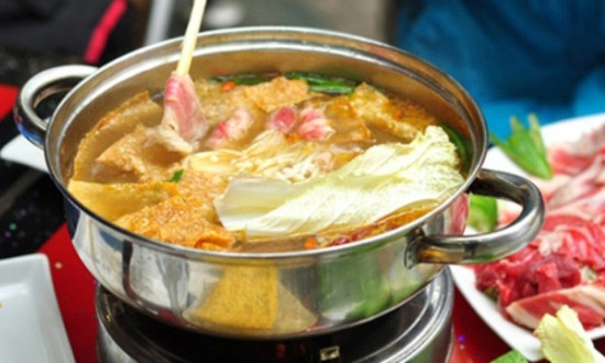 Để bảo vệ tốt cho sức khỏe, những gia vị tự nhiên như ớt hay rau củ tươi, nước ninh xương là sự lựa chọn tuyệt vời để có được nồi lẩu thơm ngon an toàn cho sức khỏe.