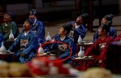 Chắc trời lạnh quá nên nam diễn viên mới phải mang theo áo phao về quá khứ!