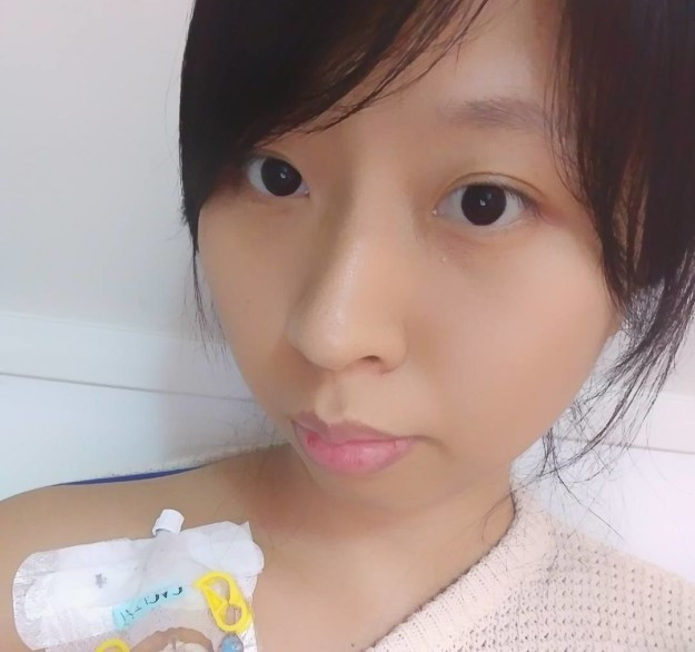 4 năm trước, Q May Chen (27 tuổi) tưởng như đã đánh bại bệnh ung thư vú khi nó ở giai đoạn 2. Nhưng 2 năm sau đó, bác sĩ nói với Chen rằng căn bệnh đang chuyển dần sang giai đoạn cuối. Vì thời gian không còn nhiều, cô gái bị ung thư giai đoạn cuối quyết định tự thực hiện ước mơ từ thuở ấu thơ là mặc váy cô dâu.