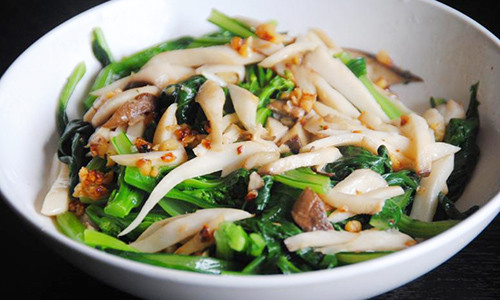 Nấm: Ngăn ngừa ung thư. Người Trung Quốc từ lâu đã biết thuần nấm tự nhiên thành nấm trồng để ăn được bình thường.Nấm là thực phẩm chứa đa dạng các chất dinh dưỡng, thơm ngon, được người xưa gọi là "món ăn tiến vua".Ngay từ thời nhà Minh, hoàng đế Chu Nguyên Chương đã duy trì thói quen ăn nấm và cho rằng đây là "thực phẩm trường thọ".