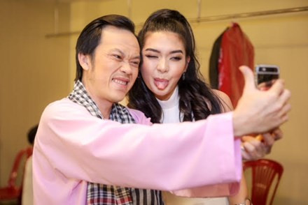 Sau khi chuẩn bị xong mọi thứ, danh hài Hoài Linh còn dành thời gian để selfie cùng mọi người trong hậu trường.