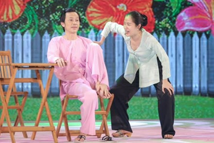 Trong vở hài kịch "Khu phố thơm mát", nghệ sĩ Hoài Linh vào vai ông Tư tân tiến, tuy lớn tuổi nhất trong khu phố nhưng luôn có suy nghĩ hiện đại, sẵn sàng tiếp nhận những điều mới mẻ và áp dụng vào cuộc sống gia đình mình. Từ đó, ông Tư đã có những mâu thuẫn với người con trai tuy trẻ tuổi nhưng lại mang tư tưởng cổ hủ.