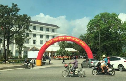 Giò hoa lan khủng này được Ban quản trị Hội Hoa lan Việt Nam - VOS mang tới tham gia trưng bày trong ngày hội hoa lan Ninh Bình, ngày 14/5/2017.