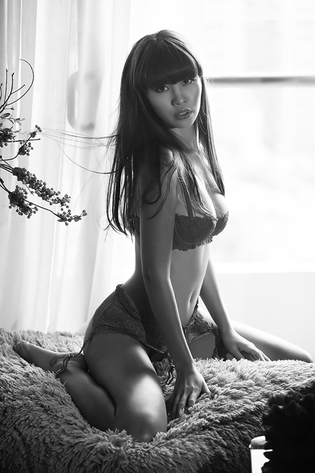 Hà Anh thường xuyên khai thác triệt để đường cong uốn lượn qua các bức ảnh nội y hấp dẫn.