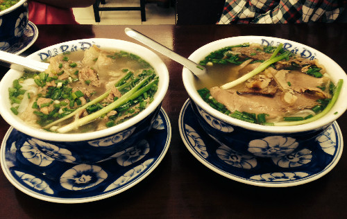 Nét thu hút của phở Bát Đàn nằm ở hương vị truyền thống đã lưu giữ hơn nửa thế kỷ, nước dùng trong, ngọt, sợi phở dai, thịt bò tươi mềm... Khi đến quán vào giờ cao điểm, phục vụ không kịp, các thực khách đều phải xếp hàng lần lượt gọi món, trả tiền và tự bê ra bàn ăn mà không ai phàn nàn. Kinh nghiệm là nên đi ăn phở hai người, một người giữ chỗ và một người gọi món.