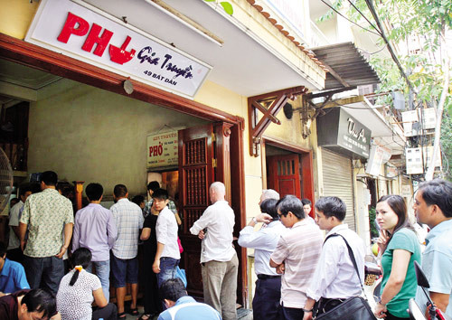 1. Phở Bát Đàn (49 – Bát Đàn, Hoàn Kiếm) Phở Bát Đàn từ lâu đã trở thành thương hiệu nổi tiếng khắp Hà Nội và được xếp vào hàng những quán phở ngon không thể không thử khi đến đất Thủ đô.