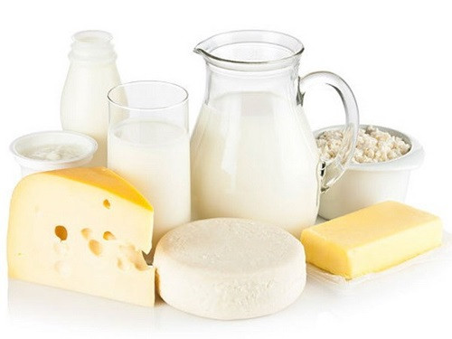 Sữa: Mặc dù sữa và các sản phẩm từ sữa rất tốt cho sức khỏe nhưng nếu sử dụng quá nhiều, bạn có thể phải đối mặt với tình trạng da mọc mụn. Sữa khiến da tiết nhiều dầu và bã nhờn, từ đó làm lỗ chân lông bị bưng bít – nguyên nhân khiến mụn hình thành. Những người bị mụn nên hạn chế uống sữa và tốt nhất nên sử dụng sữa ít béo và không đường.