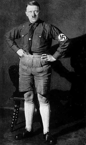 Trùm phát xít Hitler ghét cay ghét đắng các bức ảnh chụp y đi tất và mặc “quần ngố”, để lộ đầu gối trần. Ảnh: National Archives.