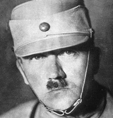 Hitler cũng cấm bức hình này, trong đó gã có ánh mắt lành lạnh. Ảnh: Deutschland Erwache.