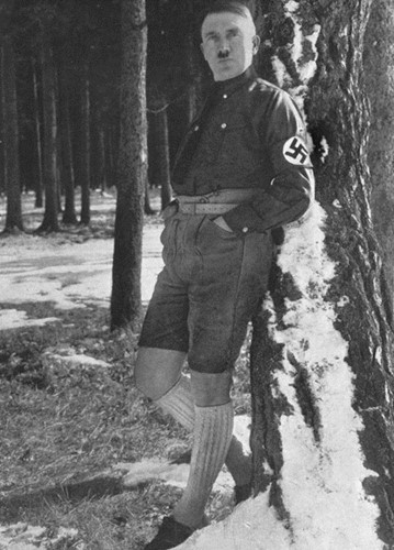 Adolf Hitler khinh miệt bức chân dung này của y mà y coi là “không đàng hoàng”. Ảnh: Deutschland Erwache.