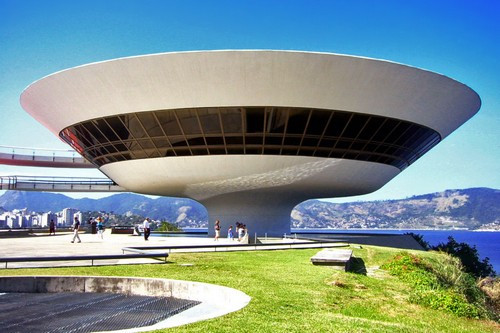 4. Bảo tàng nghệ thuật lịch sử Niteroi – Brazil: Đây là một trong những địa danh chính ở thành phố Rio De Janeiro – Brazil. Tòa nhà này có kiến trúc như từ một thế giới khác.