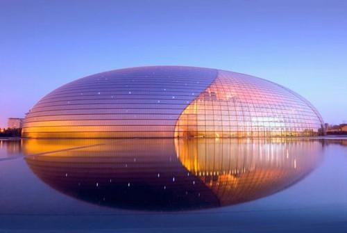 10.Trung tâm biểu diễn nghệ thuật quốc gia - Trung Quốc: Đây được coi như một nhà hát opera ở Bắc Kinh, một mái vòm hình elip làm bằng titan và kính bao quanh bởi một hồ nước nhân tạo. Công trình này có sức chứa lên đến hơn 5000 người.