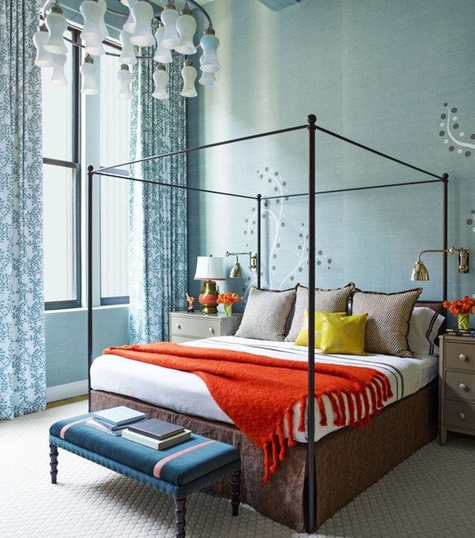2. Xanh đại dương Lấy màu xanh đại dương làm tông chủ đạo, người thiết kế vẫn không quên tô điểm thêm bằng những tông màu rực như đỏ hay vàng được sắp đặt có chủ đích ở những chi tiết nhỏ như khăn trải giường, gối hay hoa tươi. Các họa tiết trang trí trừu tượng trên tường cùng đèn chùm độc đáo cũng góp phần giúp căn hộ có được dáng vẻ lung linh, kỳ ảo giống như đang nằm dưới đáy đại dương.
