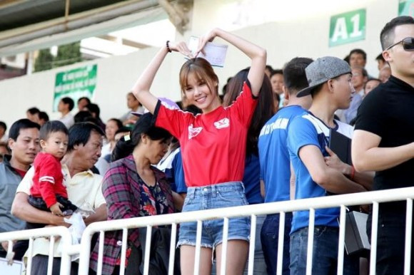 Trong thời gian hẹn hò, Kỳ Hân đón nhận không ít "gạch đá" từ anti-fan. Tuy nhiên, cô luôn tỏ ra thản nhiên trước những bình luận ác ý. Chân dài 9X từng chia sẻ cô hiểu rõ bạn trai sau khi tiếp xúc với bạn bè và gia đình anh.