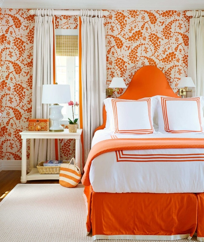 6. Màu cam Tangerine Tông màu cam đậm tangerine được phủ lên tường hoa và giường ngủ đã mang đến dáng vẻ cực kỳ sống động cho căn phòng dưới đây. Để không cảm thấy quá tải vì màu đậm, bạn cũng chỉ nên sử dụng tông màu cho một số chi tiết trong phòng và lấy màu nhạt hay trung tính khác làm tông nền để giúp phòng được dịu bớt.