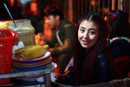 Hiện tại, mỗi tối hot girl bánh tráng trộn Bảo Chi vẫn bán bánh tráng trộn, sữa nóng tại một con phố ở Đà Lạt.