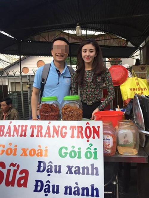 Người hâm mộ dĩ nhiên khi đến Đà Lạt không thể nào bỏ qua địa điểm hot này để chụp hình cùng cô gái xinh đẹp bán bánh tráng trộn.