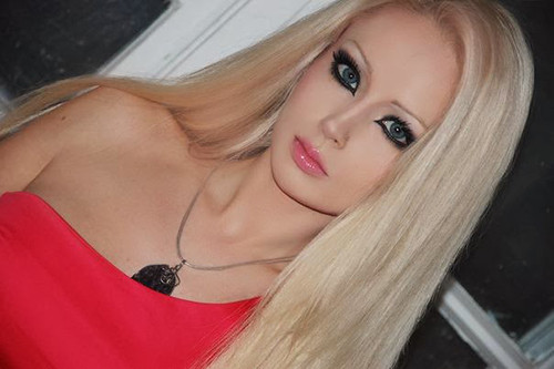 Gương mặt tựa búp bê sống của Charlotte Hothman.