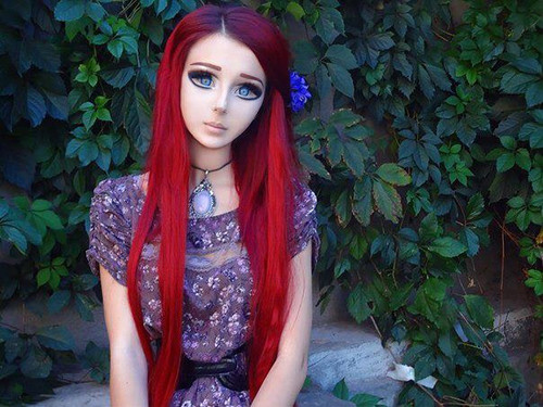 3. Anastasia Shpagina Người mẫu Ukraine này được biết đến như là hình tượng búp bê Anime với mái tóc màu đỏ tía và đôi mắt to tròn hơn người thường. Cô là bạn thân của búp bê Lukyanova nhưng cả hai đi theo hình tượng búp bê khác nhau. Cô đã từng sở hữu mái tóc màu tối, cặp lông mày mỏng lưa thưa, giống như bạn mình nhưng đã nhờ tới "dao kéo" để có nhan sắc hiện tại. Sau phẫu thuật cô giảm tổng cộng 19kg, bề ngoài gầy như "que củi".