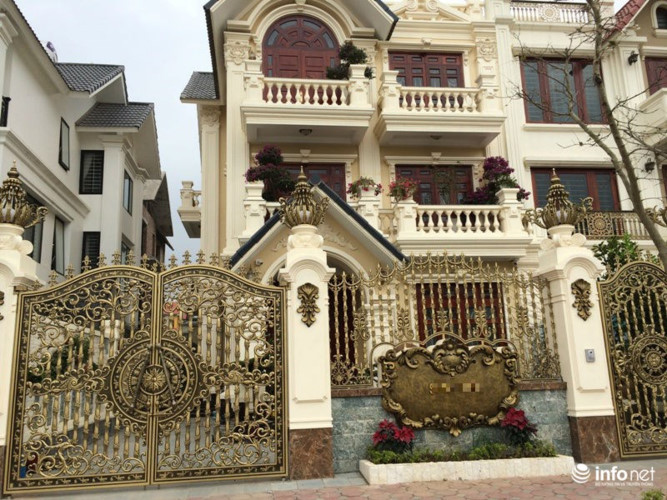 Trang trí mặt tiền và cánh cổng kiểu hoàng gia của một căn biệt thự khu vực Tây nam Linh Đàm. Tính theo giá thị trường khoảng 100 triệu đồng/m2 thì mỗi căn biệt thự vài trăm m2 có giá vài chục tỷ đồng.