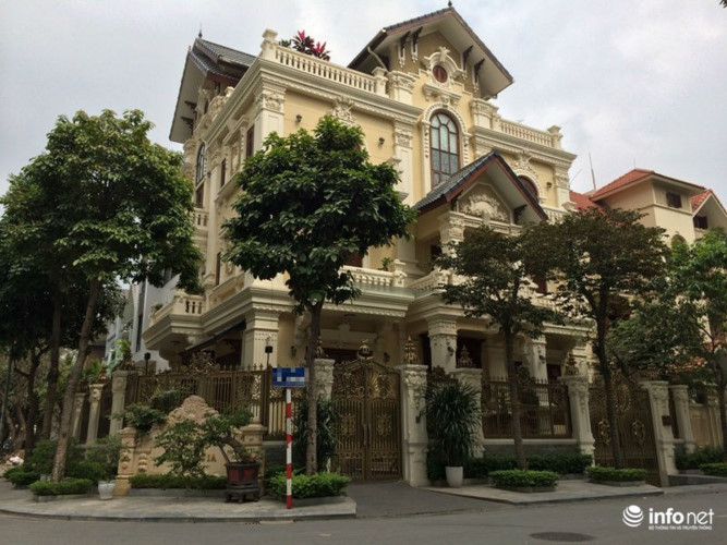Một căn biệt thự khác với hai mặt tiền, rộng khoảng trên 200m2 của một đại gia Mỹ Đình, theo giá thị trường hiện nay mỗi mét vuông biệt thự này có giá khoảng 200 triệu đồng