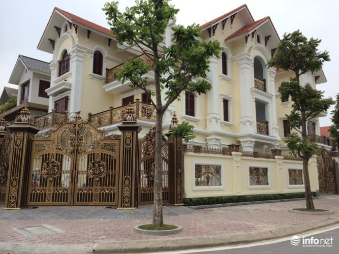 Căn biệt thự nằm ở hai mặt tiền và có hai cổng ra vào, kiến trúc cầu kỳ khiến ai ngang qua cũng ngắm nhìn.