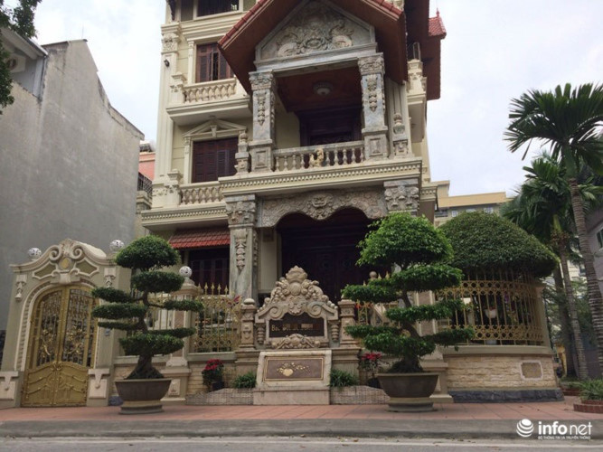 Nằm tại khu đô thị Mỹ Đình, quận Nam Từ Liêm (Hà Nội), ngôi biệt thự triệu đô xây theo phong cách Pháp vừa cổ điển vừa hiện đại, khiến bất kỳ ai qua lại không khỏi ngỡ ngàng. Theo người dân xung quanh thì đây là biệt thự của một cặp vợ chồng doanh nhân thành đạt có nhiều năm kinh doanh ở nước ngoài.
