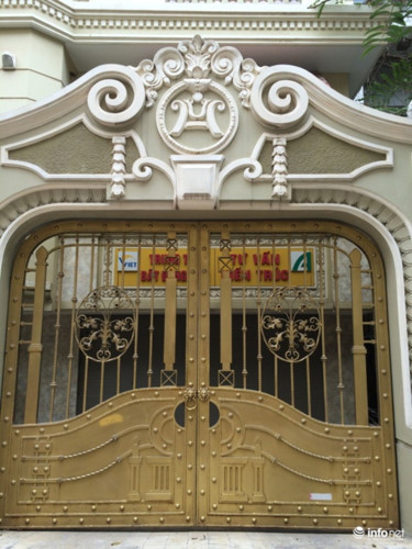Cổng vào của biệt thự cũng thiết kế rất tỉ mỉ, cầu kỳ và tinh tế với bình hoa đặt bên cánh cổng. Đáng nói, chiếc cổng và toàn bộ hệ thống tường rào đều được mạ màu vàng rất bắt mắt.