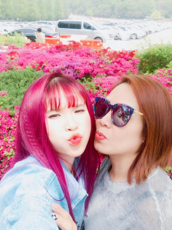 Khởi My được mẹ chồng hết lòng yêu thương.