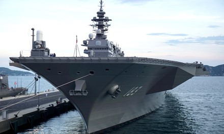 Tàu sân bay trực thăng JS Izumo (DDH-183) là chiếc đầu tiên trong lớp tàu khu trục máy bay trực thăng Izumo của Lực lượng Tự vệ trên biển Nhật Bản. Là tàu chiến lớn nhất Nhật Bản đóng từ sau Thế chiến II, tàu được hạ thủy ngày 6/8/2013, gia nhập biên chế Lực lượng Tự vệ trên biển Nhật Bản ngày 25/32015. Tàu chiến lớn nhất Nhật Bản có chiều dài 248m, rộng38 m, cao 49m, mớn nước 7 mét, lượng giãn nước tiêu chuẩn 19.500 tấn, có 4 động cơ tua bin khí 112.000 mã lực, tốc độ hành trình 30 hải lý/giờ. Với khả năng mang tối đa 28 trực thăng, mặt boong có 5 điểm đậu máy bay trực thăng, tàu JS Izumo có năng lực chống ngầm rất cao, đồng thời có đủ các phương tiện, thiết bị để đảm nhiệm vai trò trung tâm chỉ huy và ứng phó thảm họa nhân đạo.