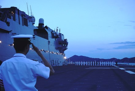Trên boong tàu JS Izumo có 5 điểm đậu máy bay trực thăng.