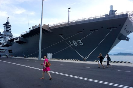 Nhìn gần tàu JS Izumo.