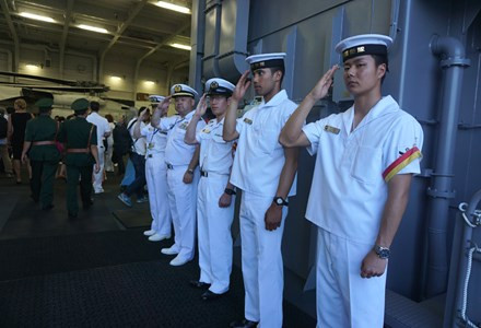 Thủy thủ tàu JS Izumo chào đón khách lên thăm tàu.
