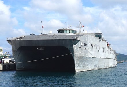 Tàu USNS Fall River tại Cảng quốc tế Cam Ranh.