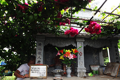 “Dân trong làng thích nhất là vườn thuốc của tôi đấy. Nhiều thứ cần mà không biết tìm đâu, cứ ra đây là có hết, tôi đặt tên là “vườn làm phúc cứu người” mà”, ông Thiệp nói. Điều khiến nhiều người cảm động hơn đó là trên phần mộ của bà Bùi có có tấm bảng gỗ ghi 4 câu thơ ông tặng vợ trước khi mất: “Chữ tình cùng với chữ duyên/ Xin đừng thay áo mà quên lời nguyền/ Bây giờ cách trở âm dương/ Sau này sum họp lại chung một mồ”.